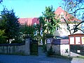 Pfarrhaus mit Einfriedungsmauer aus Bruchstein und zwei Eingangspfeilern