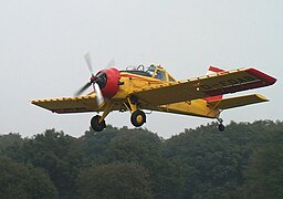 Landwirtschafts­flugzeug PZL-106 im Tiefflug