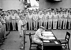 General Douglas MacArthur unterzeichnet an Bord der USS Missouri die japanische Kapitulationsurkunde