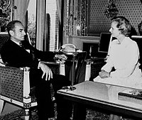 Thatcher sitting with Mohammad Reza Pahlavi