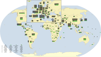 Weltkarte mit einem vergrößerten Feld von Europa. Schwarze und grüne Punktreihen sind in vielen Ländern eingezeichnet und in der unteren Legende als Kultur- und Naturerbe, gemischt oder gefährdet erläutert.