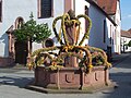 Osterbrunnen auf dem Marktplatz in Tauberbischofsheim (von Kleiner Tümmler) – hier für dieses Bild stimmen