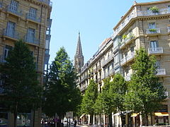 Die Straße Alfonso VIII vom Plaza de Bilbao aus, im Hintergrund die Kathedrale