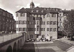 Das Narrenhäusel befand sich seit 1755 (bis 1945) auf der Augustusbrücke.