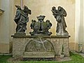 Skulpturengruppe mit Wappen