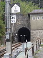 Neigungszeiger und darunter Metertafel in Solis an der Albulalinie der Rhätischen Bahn (RhB).