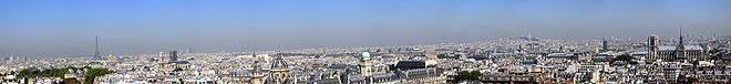 Farbiges Panorama von Paris mit dem Eiffelturm, der Sorbonne Universität und der Kathedrale von Notre-Dame. Am rechten Horizont liegt der Hügel von Montmartre mit der Kirche Sacré-Coeur.