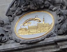 „RESURGAM“ über dem Bild des alten Rathauses