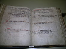 Die Essener Necrologhandschrift ist in karolingischer Minuskel geschrieben und nach Tagen sortiert. Auf der aufgeschlagenen Doppelseite steht rechts im zweiten Abschnitt von unten Wicburg abba, also äbtissin wicburg