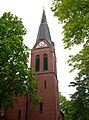 Johanneskirche, umgebender Kirchplatz mit Baumgürtel und Denkmal für die Gefallenen des Ersten Weltkrieges