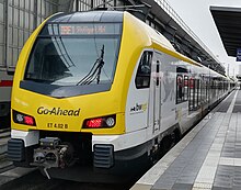 Ein Triebzug von hinten an einem Bahnsteig, der Zugzielanzeiger zeigt „IRE1 Stuttgart Hbf“ an