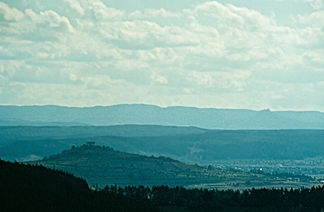 Der Rammert, hinter Wurmlinger Kapelle verlaufender Höhenrücken, und Schwäbische Alb mit Burg Hohenzollern am Horizont