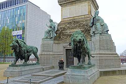 Pedestal of the column, with two bronze lions by Eugène Simonis