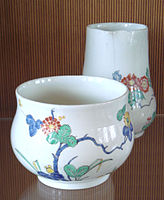 Chantilly porcelain sugar bowl, Kakiemon style, 1725–1751.