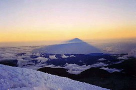 Sonnenaufgang auf dem Gipfel des Chimborazo, Blick nach Westen auf den geworfenen Schatten.