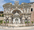 Fontana dell’Organo der Villa d’Este in Tivoli. In der Mitte befindet sich ein Orgelautomat, der bei laufenden Wasserspielen von selbst erklingt
