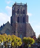 Gertrudiskerk Geertruidenberg südl. der Maas, links Specklagen, Turm Backstein pur