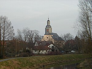 Laurentiuskirche vom Schwarzbach aus gesehen