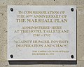 Gedenktafel (auf Englisch) zum 50. Jahrestag des Marshallplans (The American Club of Paris – 12. Dezember 1997 – Fassade der 258 rue de Rivoli in Paris).
