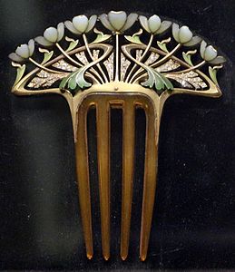 Comb of horn, gold, and diamonds by René Lalique (c. 1902) (Musée d'Orsay)