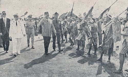 Sukarno with cakalele dancers