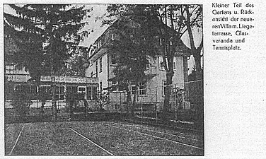 Gartenseite mit umzäuntem Tennisplatz, Villa (Mai 1916 eingeweiht) und Glasveranda als Übergang zur nicht abgebildeten Villa Seegarten (als private Töchterschule 1912 eröffnet)