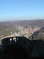 Blick von der Burgruine Hohenurach und auf die im Ermstal gelegene Altstadt von Urach