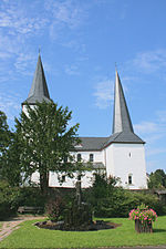 Ev. Kirche mit Basaltbrunnen am August-Sander-Platz