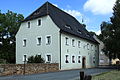 Wohnhaus, Nebengebäude und Bruchsteinmauer