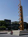 Mack-Skulptur vor KunZe, Rathaus, Sparkasse