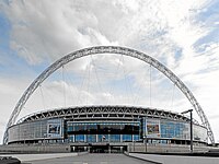 Außenansicht vom Wembley-Stadion bei bewölktem Himmel