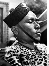 Tibetanischer Gurkha-Soldat mit Leopardenumhang (1938)