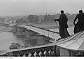 Die Pegellatte am Brückenpfeiler von dem Dach der Hofkirche aus gesehen. (1948)