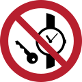 P008: Mitführen von Metallteilen oder Uhren verboten
