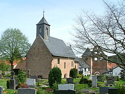 Jacobskirche mit umliegendem Friedhof, im Hintergrund Reste des Klosters Höningen
