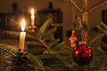 Weihnachtsbaum mit roter Kugel und echten Kerzen von indeedous - Bild 6 in der Kategorie Weihnachts-/Christbaum im Haus