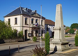 The town hall and war memorial in Corbenay