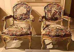 Armstühle (fauteuil) mit Tapisserie-Bezug, Lombardei um 1750, Ballsaal des Palazzo Sormani, Mailand