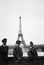 Adolf Hitler on the terrace of the Palais de Chaillot on 23 June 1940. To his left is the sculptor Arno Breker, to his right, Albert Speer, his architect (Bundesarchiv)
