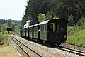 Schmalspuriger zweiachsiger Spantenwagen mit offenen Plattformen in einem Zug der Waldviertler Schmalspurbahnen