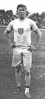 Jim Thorpe, Sieger im Fünf- und Zehnkampf, wurde im Weitsprung Siebter