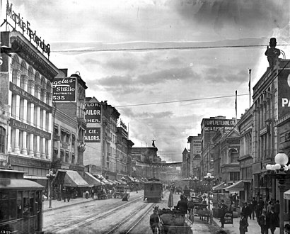 View north from 6th St. towards the 500 and 400 blocks of Broadway, west at left, east at right, c.1906. The new Parmelee-Dohrmann flagship (1906) at #436–444 Broadway is visible at center.