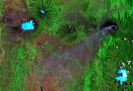 Satellitenbild mit Chimborazo (Mitte links), Tungurahua (Mitte rechts, mit Rauchwolke) und Altar (Unten rechts).