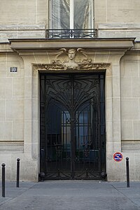 Mix of Art Nouveau and Beaux Arts architecture – Entrance of Rue Georges-Berger no. 10 in Paris, with a structure, proportions and materials used widely in Beaux Arts architecture, by Jacques Hermant (1906)
