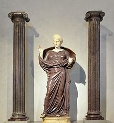 Praying Woman between two ionic columns, 2nd century, marble, in the Louvre