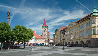 Wallenstein-Platz mit Valdice-Tor und Schloss
