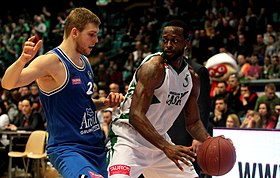 Johnson 2014 rechts im weißen Trikot von Breslau / Foto von Andrzej Romański für die Tauron Basket Liga