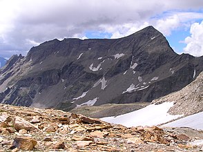 Das Bild zeigt den steilen Anstieg vom Tal zu Wasserradkopf (links) und Racherin (rechts im Hintergrund)