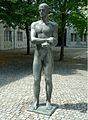 Ehrenmal im Innenhof des Bendlerblocks. Junger Mann mit gebundenen Händen, Bronzefigur von Richard Scheibe, 1953