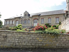 The town hall and school of Saconin-et-Breuil
